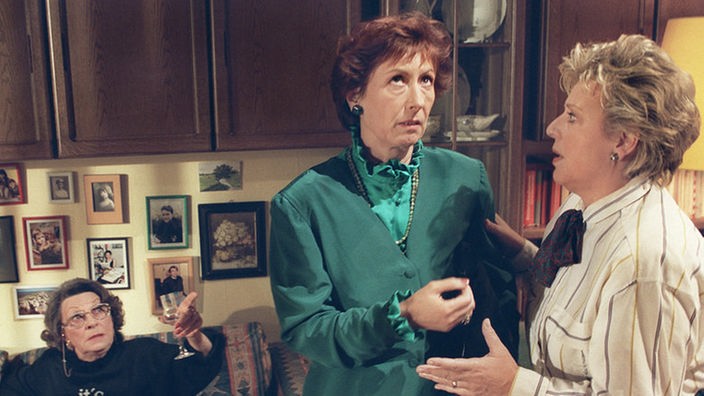 Betty (Marlene Riphahn, links) vertreibt mit ihren lautstarken Temperamentsausbrüchen Marlene (Renate Koehler, Mitte) aus Helgas (Marie-Luise Marjan) Wohnung.