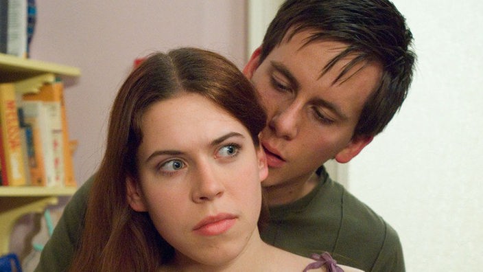Bis hierher und nicht weiter: Sarah (Julia Stark) möchte noch lange nicht mit Fabian (Roman Haubner) intim werden.