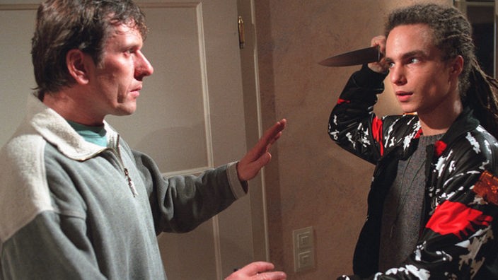Blind vor Wut erhebt Momo (Moritz Zielke, rechts) das Messer gegen seinen Vater (Michael Marwitz).