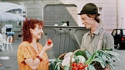 Blumenhändlerin Claudia (Manon Straché) engagiert im August 1993 den Biobauern Boris (Christian Wittmann) als Gemüselieferanten