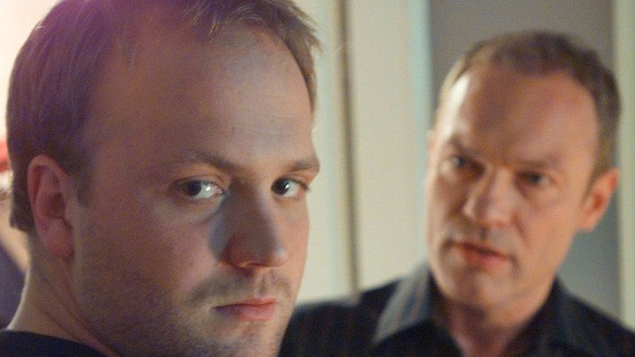 Brenner (Klaus Nierhoff, rechts) verlangt von Klaus (Moritz A. Sachs), dass er zum Treff mit dem Stalker mitkommen darf. Schließlich hätten die beiden noch eine Rechnung offen&#8230;