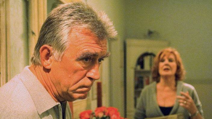 Bruno (Heinz Marecek) im Zwiespalt: Isolde (Marianne Rogée) verlangt von ihm, sich der Polizei zu stellen.