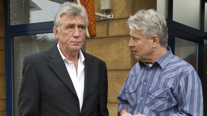 Bruno (Heinz Marecek, links) holt sich Rat bei Andy (Jo Bolling): Er wird aus Isoldes Verhalten einfach nicht schlau.