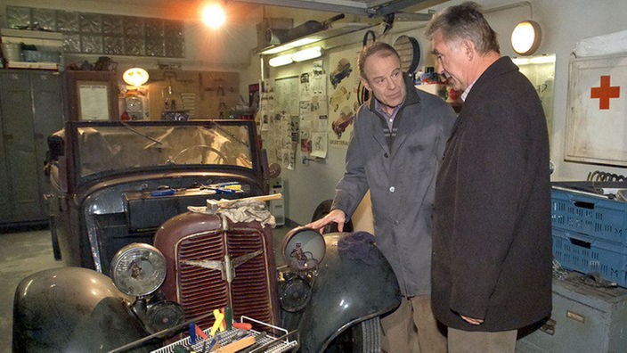 Bruno (Heinz Marecek, rechts) beobachtet den Fortgang der Renovierungsarbeiten an Hajos (Knut Hinz) Oldtimer.