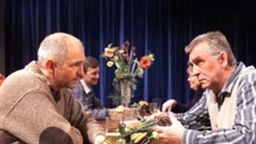 Bruno Skabowski (Heinz Marecek, rechts) klärt den unwissenden Stephan über Gabis Situation auf.
