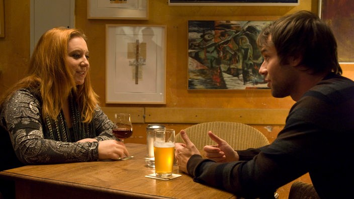 Iffi (Rebecca Siemoneit-Barum) hat ein Date mit Harald (Fabian Goececke ), den sie beim Speed-Dating kennen gelernt hat.