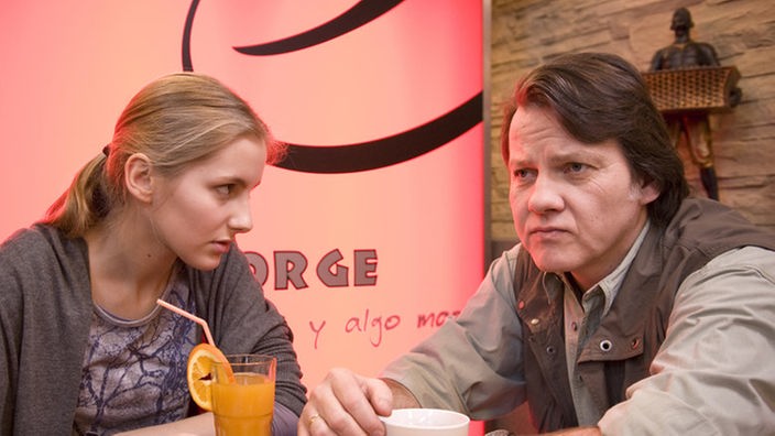 Caro und Jimi sitzen im "Café George"