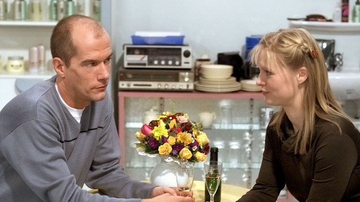 Carsten (Georg Uecker) fragt Tanja (Sybille Waury) um Rat: Soll er "Käthes" Heiratsantrag wirklich annehmen?