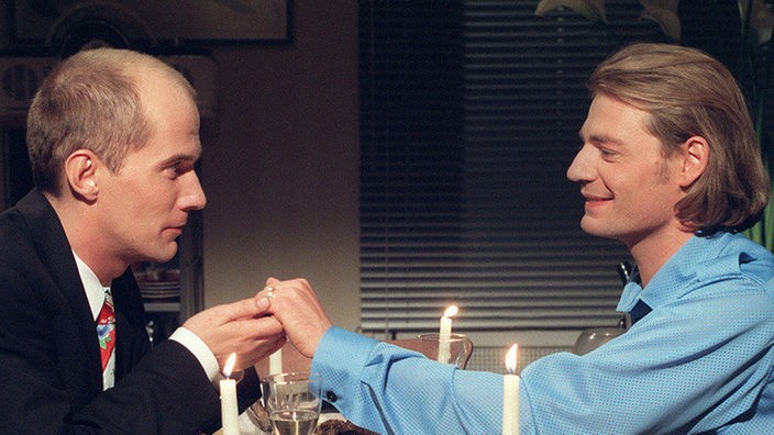 Carsten (Georg Uecker, li) und Theo (David Wilms) haben einen romantischen Grund zum "Dinner for two".