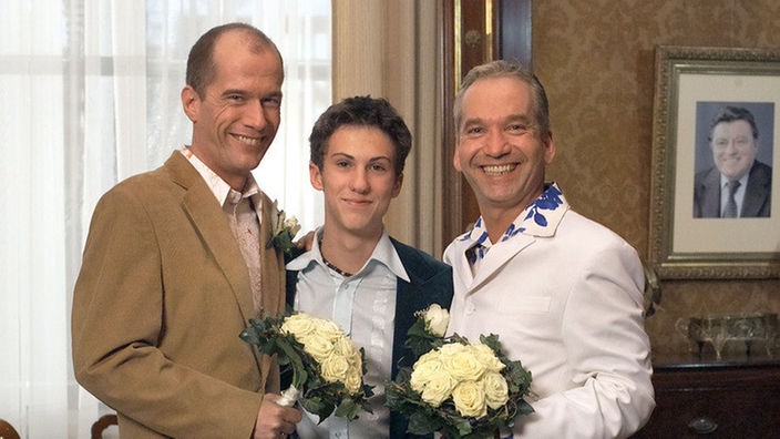 Carsten (Georg Uecker, links) und "Käthe" (Claus Vinçon, rechts) haben "Ja" zueinander gesagt. Felix (Marc-Oliver Moro) freut sich mit seinen Vätern.