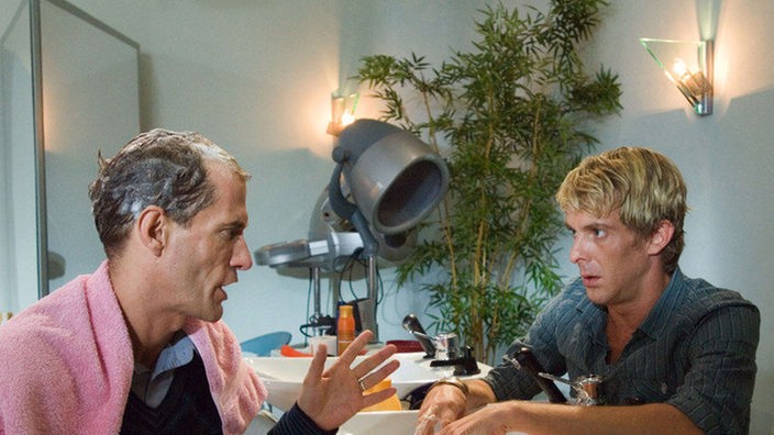 Carsten (Georg Uecker, links) wäscht Lotti (Gunnar Solka) den Kopf: Dieser soll endlich aufhören, ihm permanent nachzustellen.