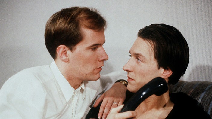 Carsten (Georg Uecker, links) wüßte zu gerne, mit wem Robert (Martin Armknecht) gerade telefoniert.