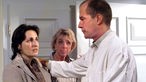 Carsten (Georg Uecker, Mitte: Ute Mora) schickt Frau Horowitz (Marita Ragonese) zu einem Spezialisten. Ihre Krankheit ist weitaus schwerer als gedacht.