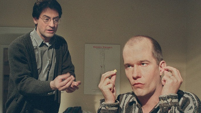 Carsten (Georg Uecker, rechts) ist total genervt. Beim Lernen wird er ständig von Paolo (Sigo Lorfeo) gestört.
