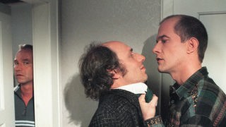 Carsten (Georg Uecker, rechts) nimmt sich Herrn Conrad (Walter Sprungalla) zur Brust.
