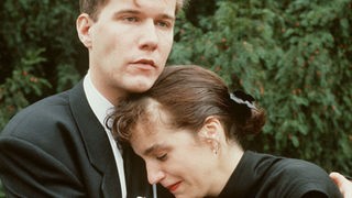 Carsten (Georg Uecker) und Beate (Susanne Gannot) trauern um ihre Mutter.