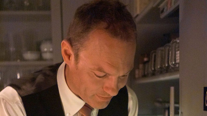Christian (Klaus Nierhoff) bereitet ein festliches Mahl für Urszula vor.