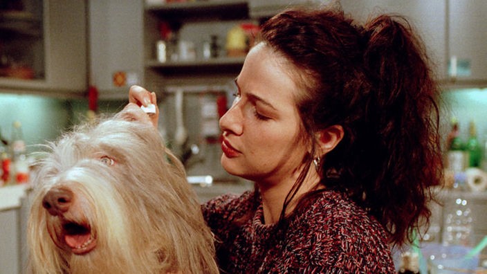 Dani (Clelia Sarto) macht es sich mit Hund "Sahne" in der Küche gemütlich.