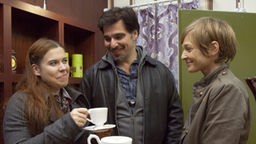 Darauf eine Tasse heiße Schokolade: Sarah (Julia Stark, links) und Murat (Erkan Gündüz) gratulieren Steffi (Isabell Brenner) zur Eröffnung des Pralinenladens.