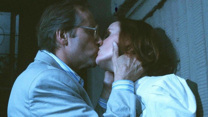 Der erste Kuss: Hans (Joachim Hermann Luger) und Anna (Irene Fischer) treffen sich zufällig auf der Straße.