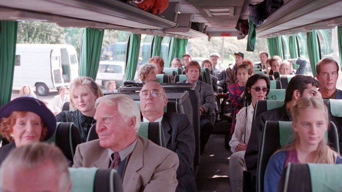Die Hochzeitsgesellschaft im Bus, kurz vor der verhängnisvollen Abfahrt nach Berchtesgaden.