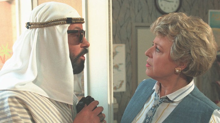 Dieser Araber (Bill Mockridge) kommt Helga (Marie-Luise Marjan) irgendwie bekannt vor.