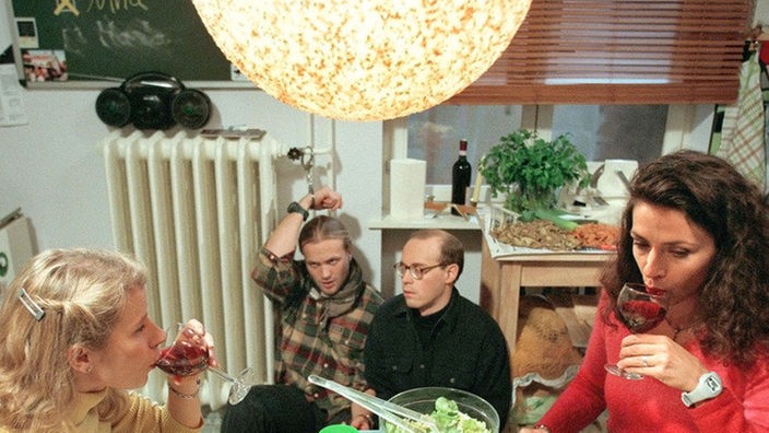 Dinner for two: Nina (Jacqueline Svilarov, links) und Suzanne (Susanne Evers) lassen Klaus (Moritz A. Sachs, links) und Philipp (Philipp Neubauer), die sich dummerweise selbst festgekettet haben, am ausgestreckten Arm hungern.