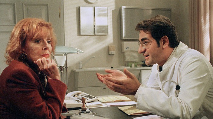 Dr. Dagdelen (Hasan Ali Mete), der nun tageweise Dr. Dressler (Marianne Rogée) vertritt, hat ein offenes Ohr für Isoldes private Probleme.