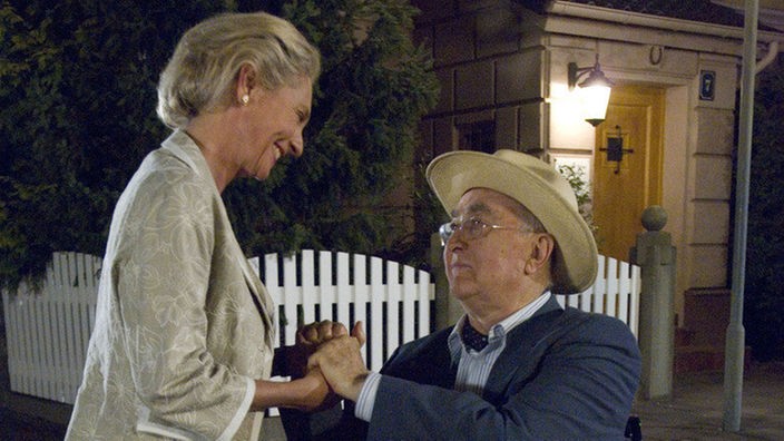 Dr. Dressler (Ludwig Haas) ist glücklich: Hannelore (Wookie Mayer) hat ihm überraschend von sich aus das "Du" angeboten.