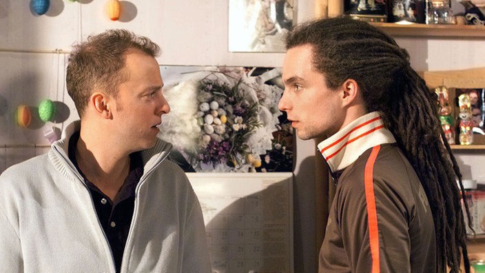 Eifersucht: Momo (Moritz Zielke, rechts) gerät einmal mehr mit Iffis Freund Jan (Philipp Brammer) aneinander.