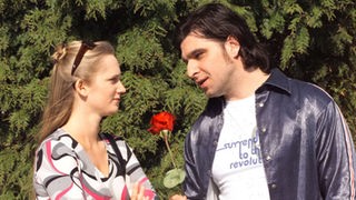 Eine Rose für die Dame: Murat (Erkan Gündüz) will mit allen Mitteln Lisas (Sontje Peplow) Herz erobern.