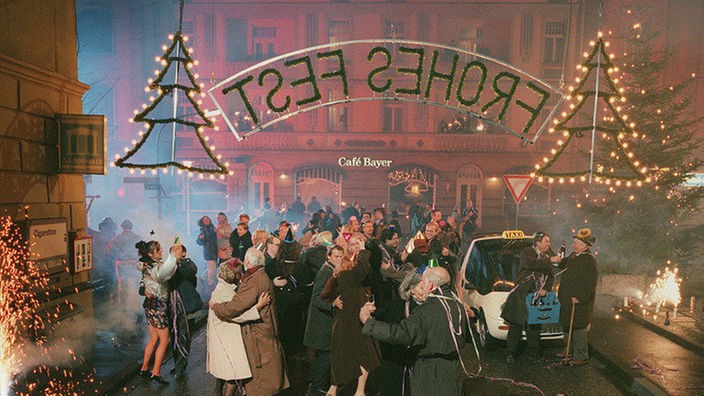 Eine schöne Tradition, die auch 1997 Gültigkeit hat: der ausgelassene Neujahrstanz auf der Lindenstraße.