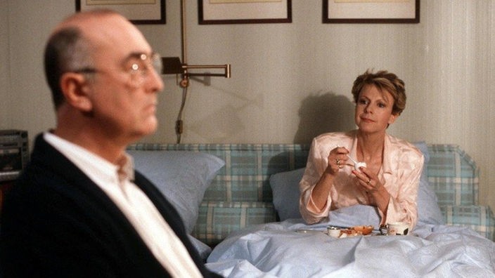 Elisabeth (Dagmar Hessenland) bekommt von Ludwig (Ludwig Haas) das Frühstück ans Bett gebracht.