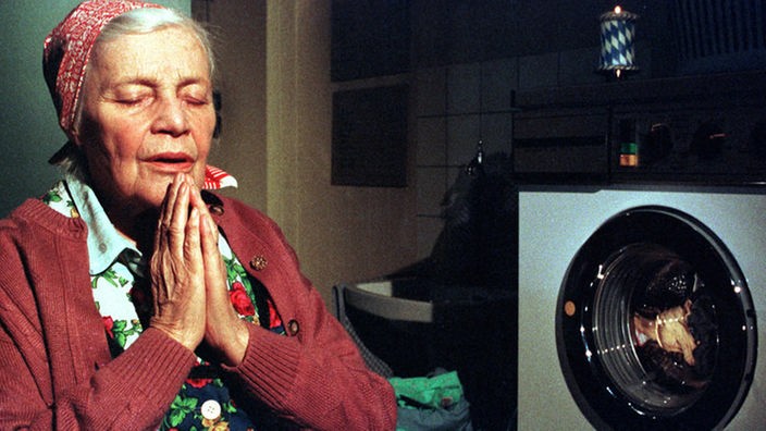 Else (Annemarie Wendl) schickt in der Waschküche ein Stoßgebet zum Himmel.