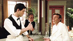 Enricos Freunde Francesco (Fabio Sarno, Mitte) und Paolo (Sigo Lorfeo, links) arbeiten als Kellner im "Casarotti".
