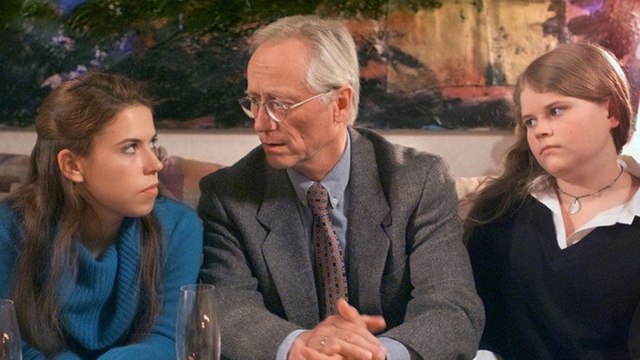 Enttäuschung bei Sarah (Julia Stark, links) und Sophie (Dominique Kusche): Hans (Joachim Hermann Luger) wird auf absehbare Zeit nicht wieder in die gemeinsame Wohnung zurückkehren.