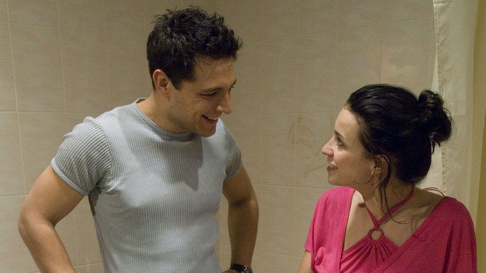 Enzo (Toni Snetberger) bedankt sich bei Angelina (Daniela Bette) mit einem kleinen Geschenk für deren Hilfe. Er hat erkannt, dass er nicht wieder zu einem Auslandseinsatz starten will.