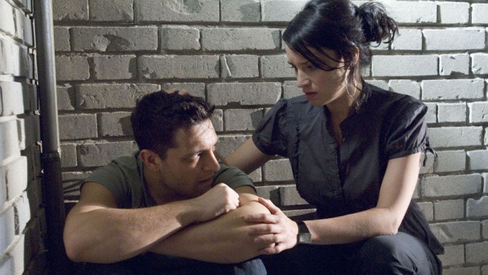 Enzo (Toni Snetberger) leidet seit seinem Afghanistan-Einsatz unter Klaustrophobie. Angelina (Daniela Bette) muss hilflos zuschauen, wie ihr Bruder leidet.