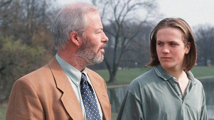 Erich (Bill Mockridge, links) führt mit Klaus (Moritz A. Sachs) ein Gespräch von Mann zu Mann.