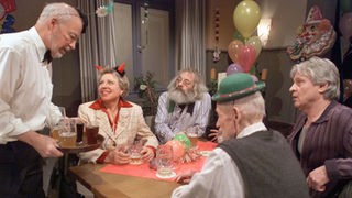 Erich (Bill Mockridge, links) hat ein dringendes persönliches Anliegen. Helga (Marie-Luise Marjan), Harry (Harry Rowohlt, Mitte), Franz (Martin Rickelt) und Andy (Jo Bolling, rechts) ist an Altweiberfastnacht indes nur nach Feiern zumute.