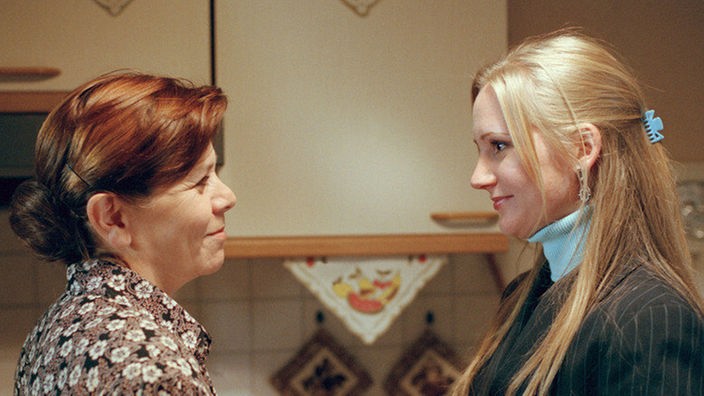 Erstes Kennenlernen: Lisa (Sontje Peplow, rechts) versucht, bei Murats Mutter (Berrin Alganer Lenz) einen möglichst guten Eindruck zu hinterlassen.