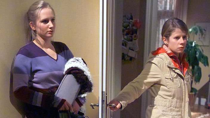 Erwischt? Lisa (Sontje Peplow, links) durchstöbert die Zimmer der WG, als Nina (Jacqueline Svilarov) überraschend nach Hause kommt.