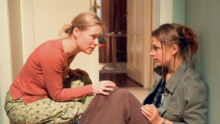 Falscher Vater, marode Modenschau: Franziska (Ines Lutz, rechts) ist am Boden zerstört. Tanja (Sybille Waury) versucht, ihre ehemalige Freundin wieder aufzurichten.