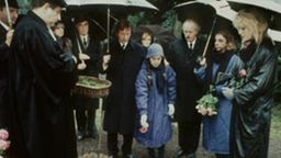 Familie Schildknecht und die Grieses trauern an Hennys Grab.