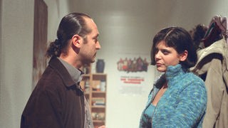 Fausto (Antonio Paradiso) versucht mit allen Mitteln, Marcella (Sara Turchetto) von ihrer Reise nach Kanada abzuhalten.