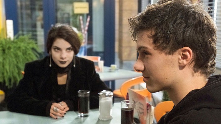 Felix (Marc-Oliver Moro) trifft sich das erste Mal mit Monika (Lilli Holunder) im Café.