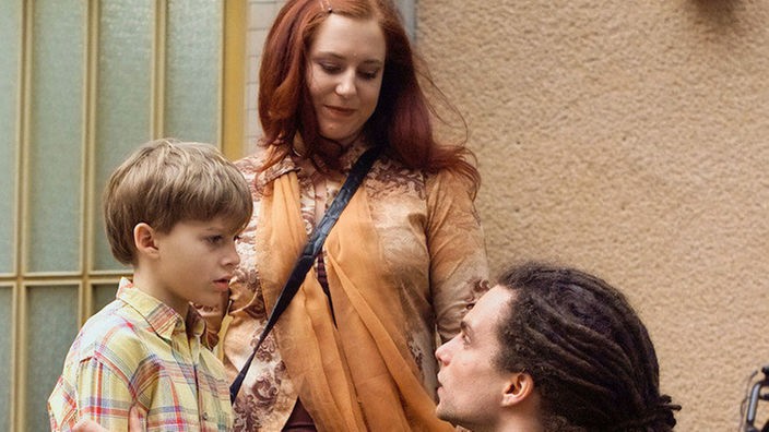 Fernweh: Momo (Moritz Zielke, rechts) verspricht Nico (Lennart Binder, mit Rebecca Siemoneit-Barum), ihn bald in Köln zu besuchen.