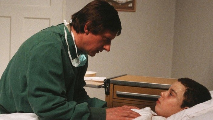 Franz (Raimund Gensel) verzweifelt an Meikes (Selma Baldursson) Krankenbett.