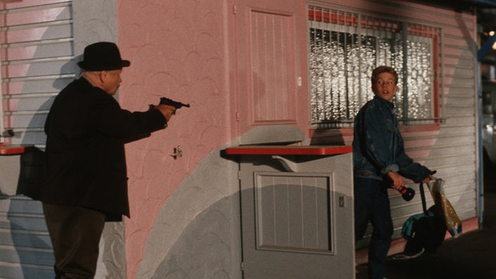 Franz Wittich (Martin Rickelt, links) fackelt nicht lange und bedroht den Einbrecher mit einer Pistole.