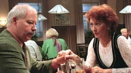 Frust und Alkohol lassen Marlene nach verbotenen Früchten greifen: Erich (Bill Mockridge) soll die Nacht mit ihr verbringen.